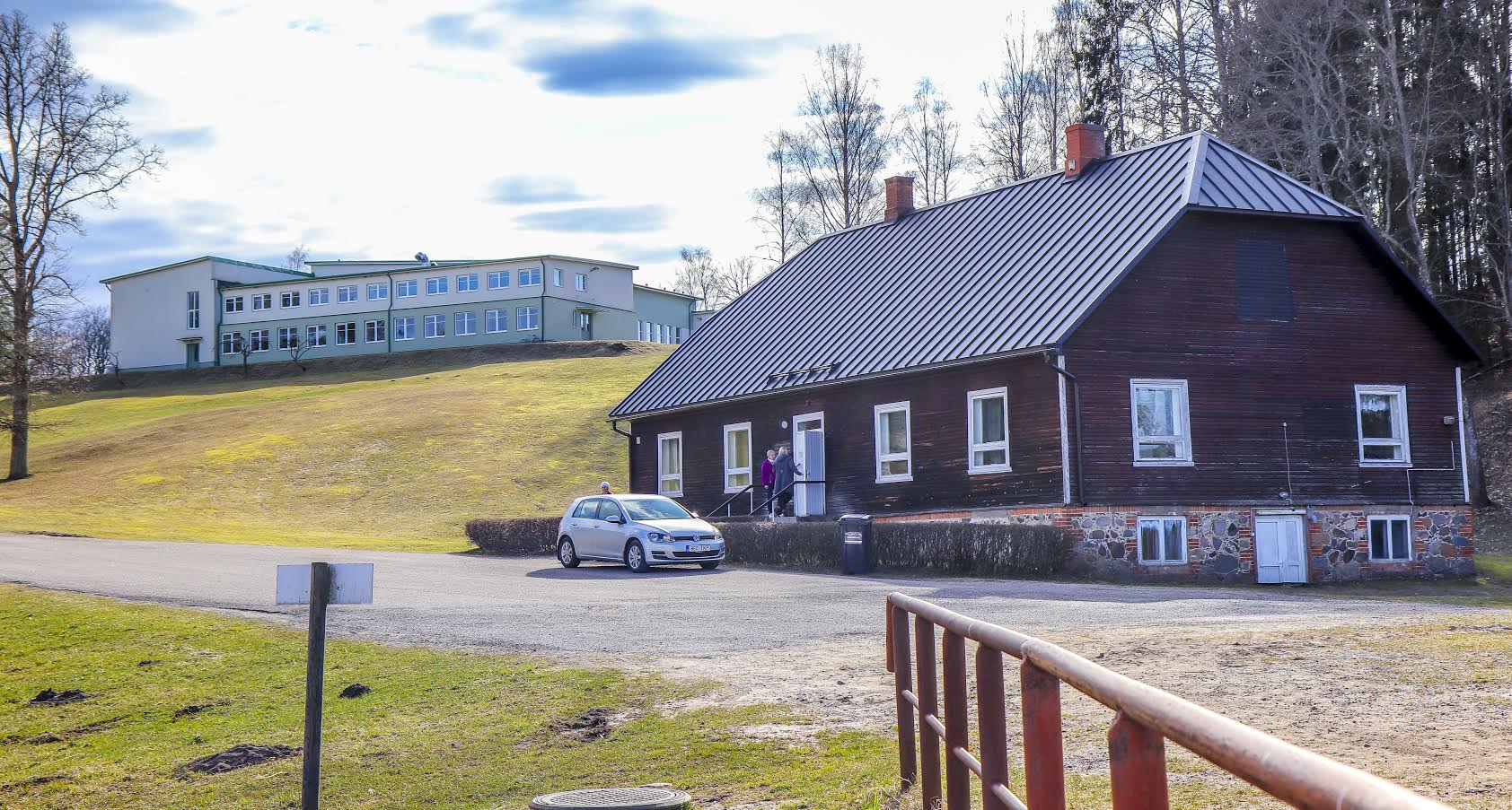 Toimetus käis Varstu teenuskeskuses esmaspäeval kohapeal ja kohtus isiklikult sotsiaaltöö spetsialisti Signe Arumäega. Töötaja sõnul on märtsikuu teisel poolel tekkinud keerulisem olukord praeguseks lahenenud. Varstu teenuskeskuse lahtiolekuajad on kirjas nii keskuse ukse peal kui ka valla kodulehel. Arumäe sõnul saab kiireloomuliste küsimuste korral alati vastuse ka telefoni teel ja vajaduse korral võib jätta postkasti paberkandjal avalduse. Foto: AIGAR NAGEL