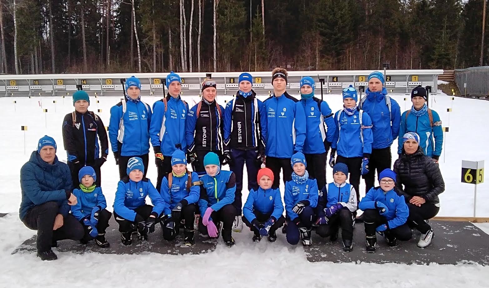 Spordiühingu Võru Biathlon ja Võru spordikooli laskesuusatamise osakonnas käib kokku 18 last, nendest kolm Audentese spordikoolis. Klubi võistlejate nimekirjas oli hooaja kestel 21 last ja treener Priit Narusk loodab, et neid tuleb juurdegi. Pildil on treenerid Priit Narusk ja Kristi Mõttus koos noorimate laskesuusatajatega. Foto: VÕRU BIATHLON