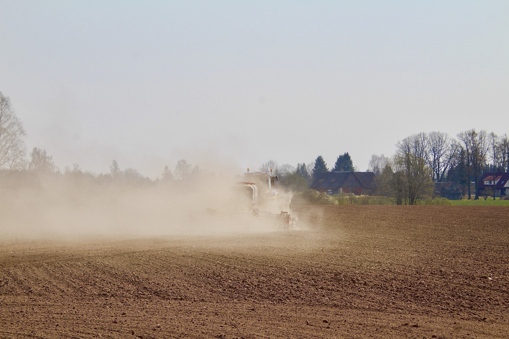 Tolmu sisse peitunud New Holland, külvik ja roolis olev Martin Tiigi. FOTO: Kalev Annom