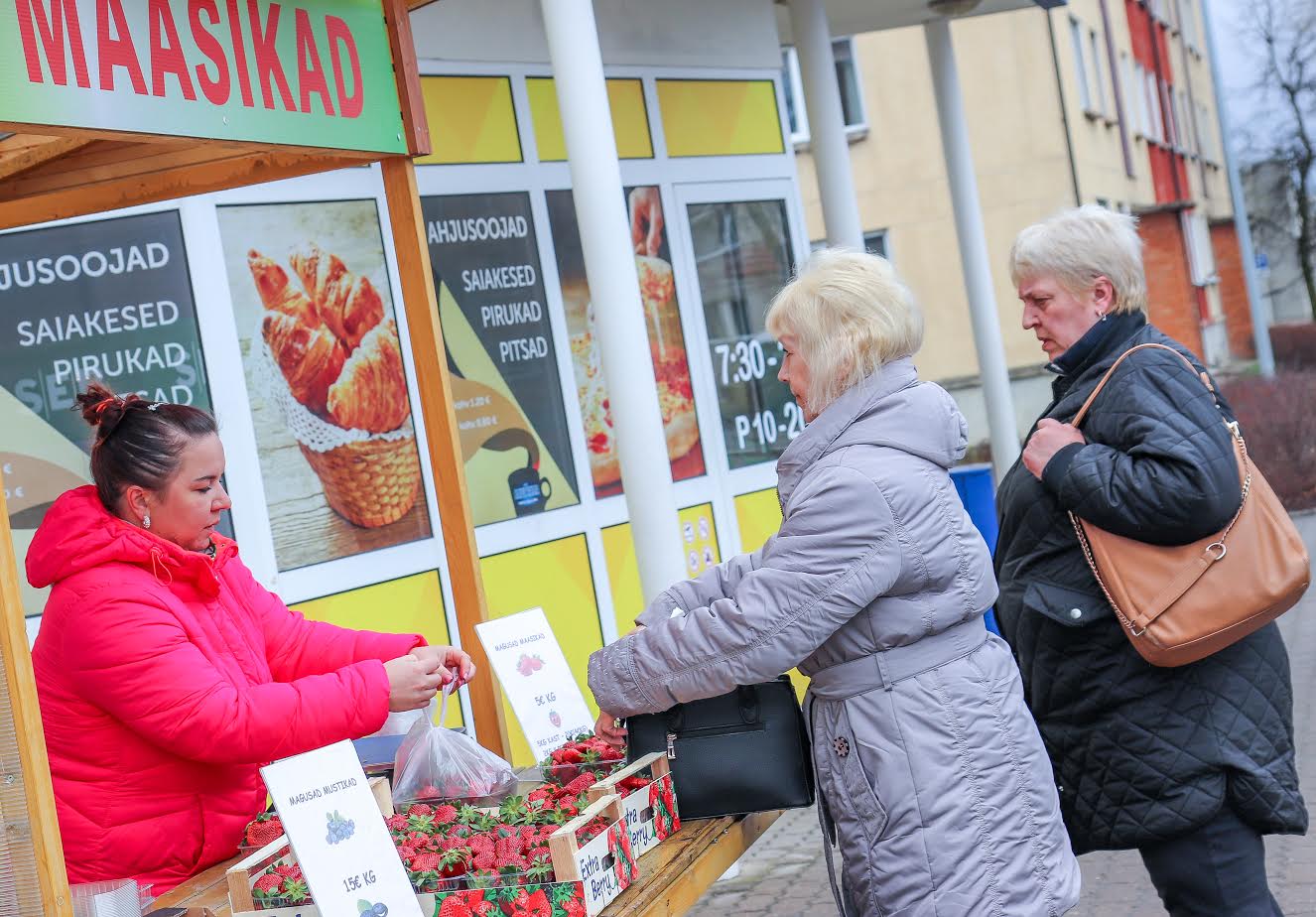 Külmakraadid müüjaid väga ei heiduta ja ostjaid jagus sel nädalal rohkesti. Foto: AIGAR NAGEL