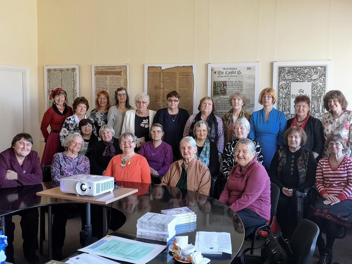 Kolmapäeval oli Võrumaa keskraamatukogu seminariruumi kohale tulnud 23 endist maaraamatukoguhoidjat. Foto: LIANA ALLAS