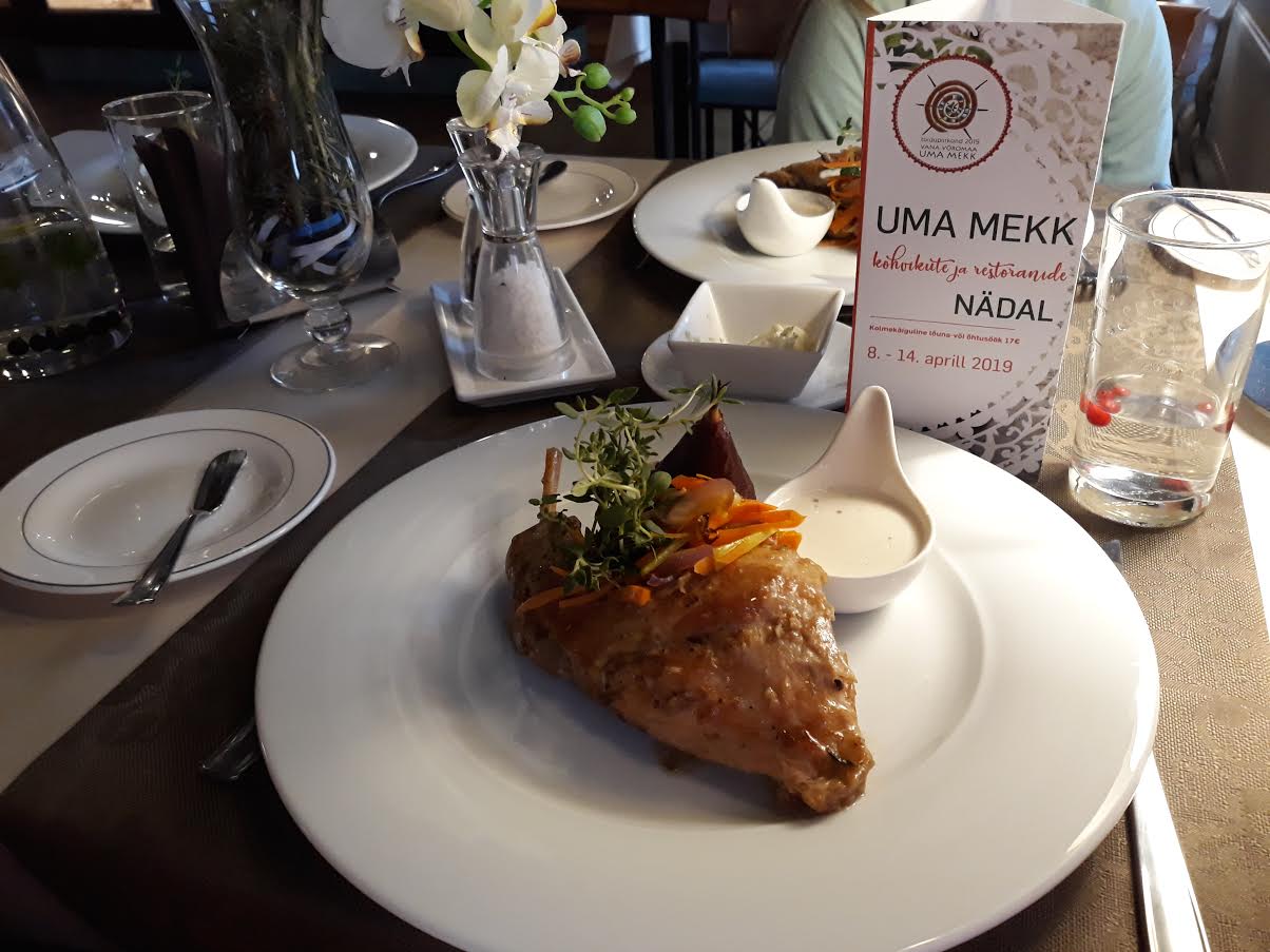 Pesa hotelli restorani pearoog ehk Taevaskoja küülikukoib koos vokitud köögiviljadega meeldis toimetuse mekkijatele enim. Foto: HELERI LAKUR