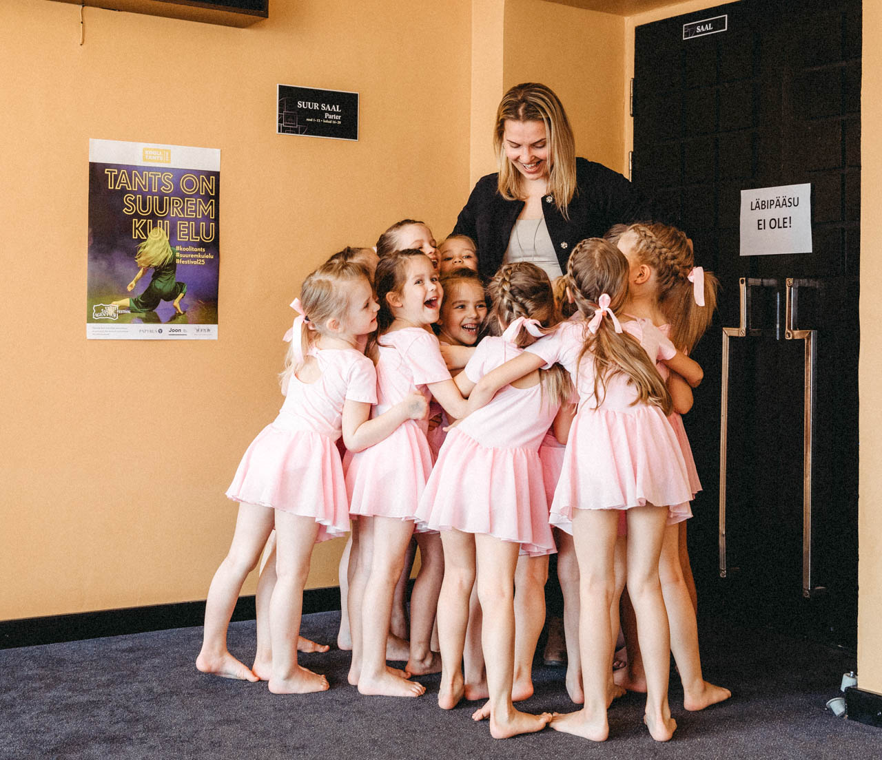 Võimlemisklubi Janika Võru osakonna mudilased võitsid Koolitantsu finaalkontserdil Paides tantsuga „Värvilised unistused” lastetantsude mudilaste vanuseastmes laureaaditiitli. Pildil mudilased parasjagu juhendajat Eliise Abelit kallistamas. Foto: GRETHE RÕÕM