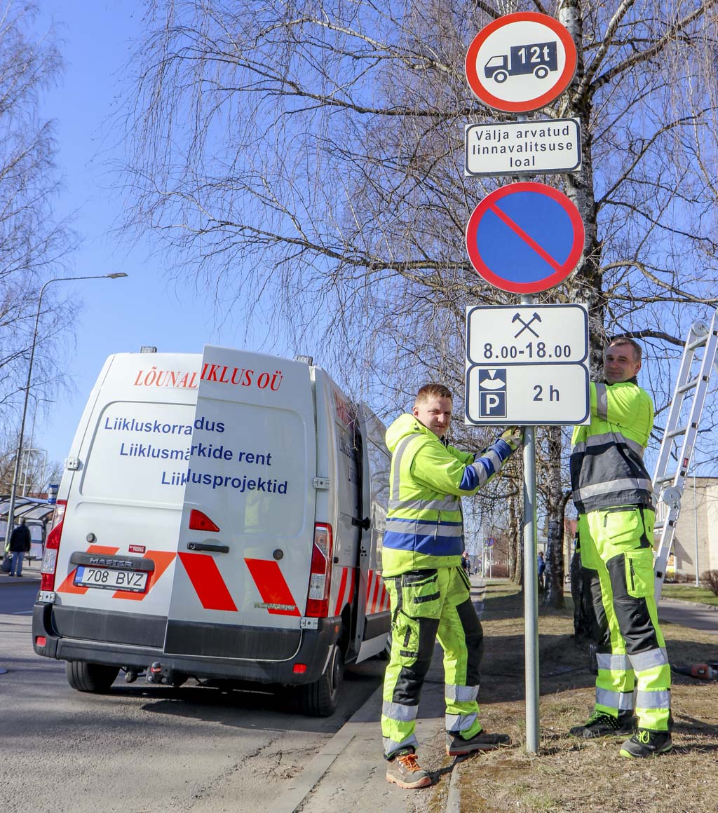 Janno (paremal) ja Ilmar eile lõuna ajal Võrus Vabaduse tänavale parkimispiirangut kehtestavaid märke üles panemas. Meeste sõnul paigaldavad nad neid märke palju, kuni Kreutzwaldi tänavani välja. Foto: AIGAR NAGEL