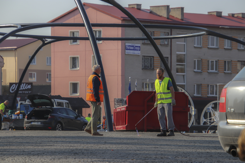 Paljud linnaelanikud on nurisenud, et autod on jätnud uhiuuele väljakule õlilaigud. Laikude pärast ei pea aga muretsema, sest need eemaldatakse põletamisega ning sillus näeb jälle kena ja puhas välja. FOTO: Aigar Nagel Paljud linnaelanikud on nurisenud, et autod on jätnud uhiuuele väljakule õlilaigud. Laikude pärast ei pea aga muretsema, sest need eemaldatakse põletamisega ning sillus näeb jälle kena ja puhas välja. FOTO: Aigar Nagel
