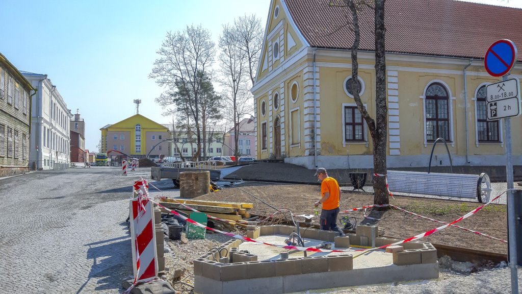 Linn saab endale kaua oodatud avaliku WC, mis on tasuline. Pildil on näha veel ehitusjärgus WC-vundament. FOTOD: Aigar Nagel Linn saab endale kaua oodatud avaliku WC, mis on tasuline. Pildil on näha veel ehitusjärgus WC-vundament. FOTOD: Aigar Nagel