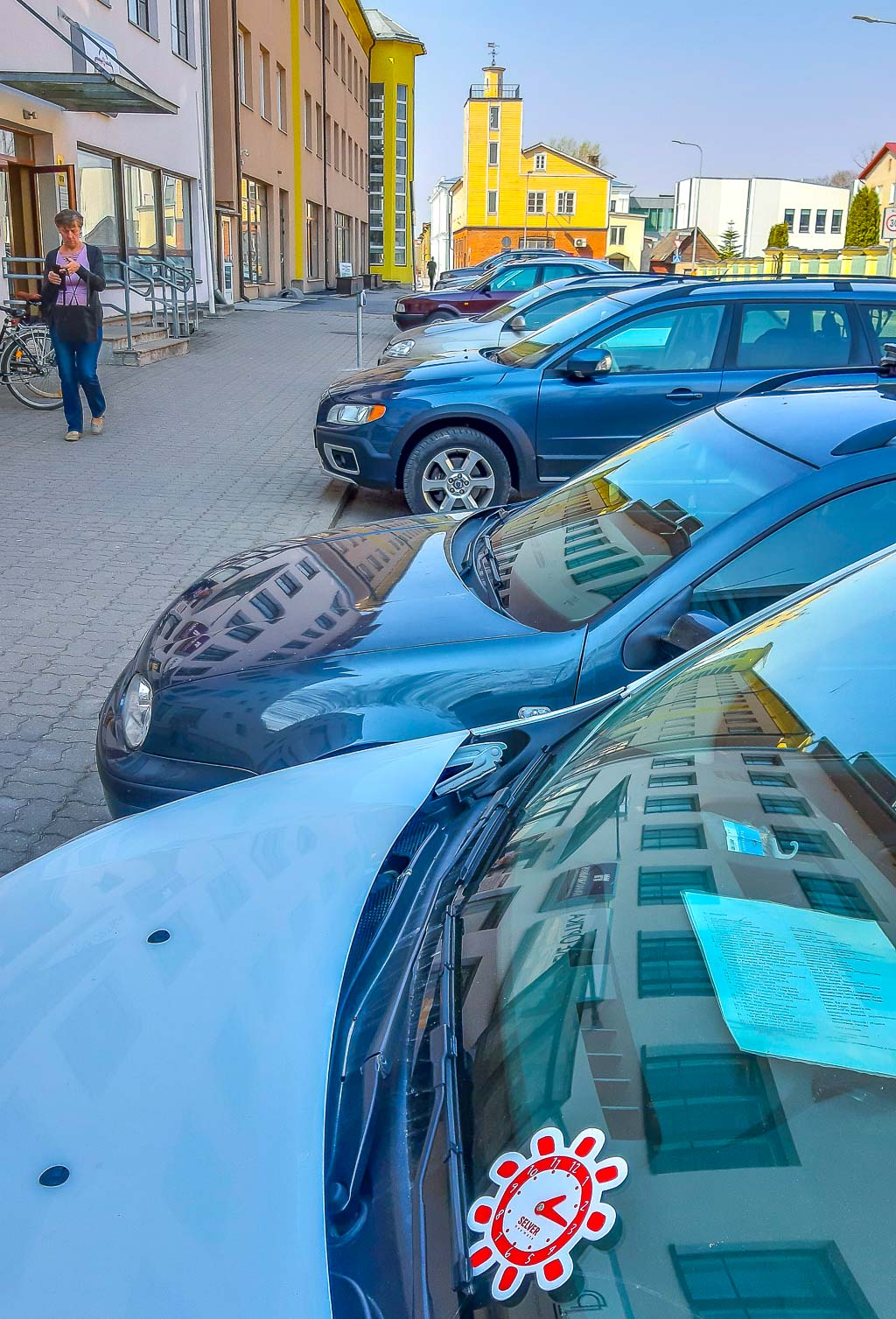 Uut parkimiskorraldust pole veel päris omaks võetud ja see vajab harjumist. Parkides ei tohi ära unustada parkimiskella või parkimisaja algusest teavitava paberilehe asetamist nähtavale kohale. Foto: AIGAR NAGEL