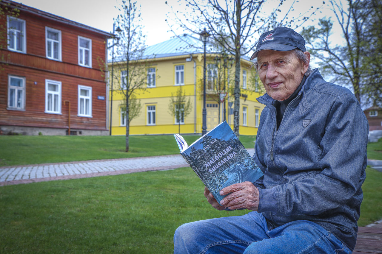 Suusalegend Laur Lukin neljapäeval Katariina alleel koos trükisooja „Ajaloolise suusarajaga”. Foto: AIGAR NAGEL