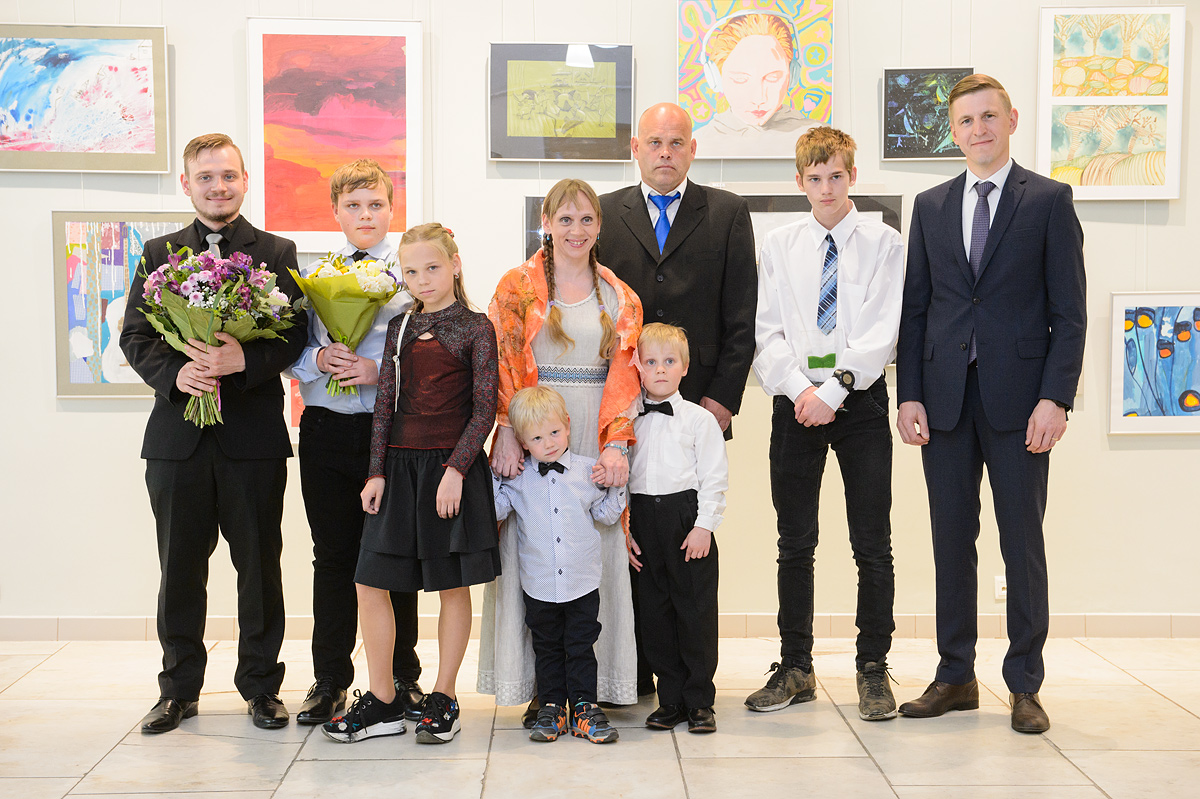 Fotol Võru maakonna aasta ema 2019 Marju Parv koos perekonna ja Võrumaa Arenduskeskuse juhatuse liikme Tiit Tootsiga. FOTO: Margus Muts