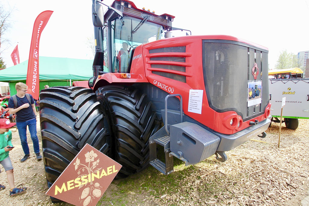 MB 428hobujõuline mootor liigutab uue põlvkonna ligi 20 tonni kaaluvat Kirovetsi 16 käiguga edasi ja kaheksa käiguga tagurpidi.