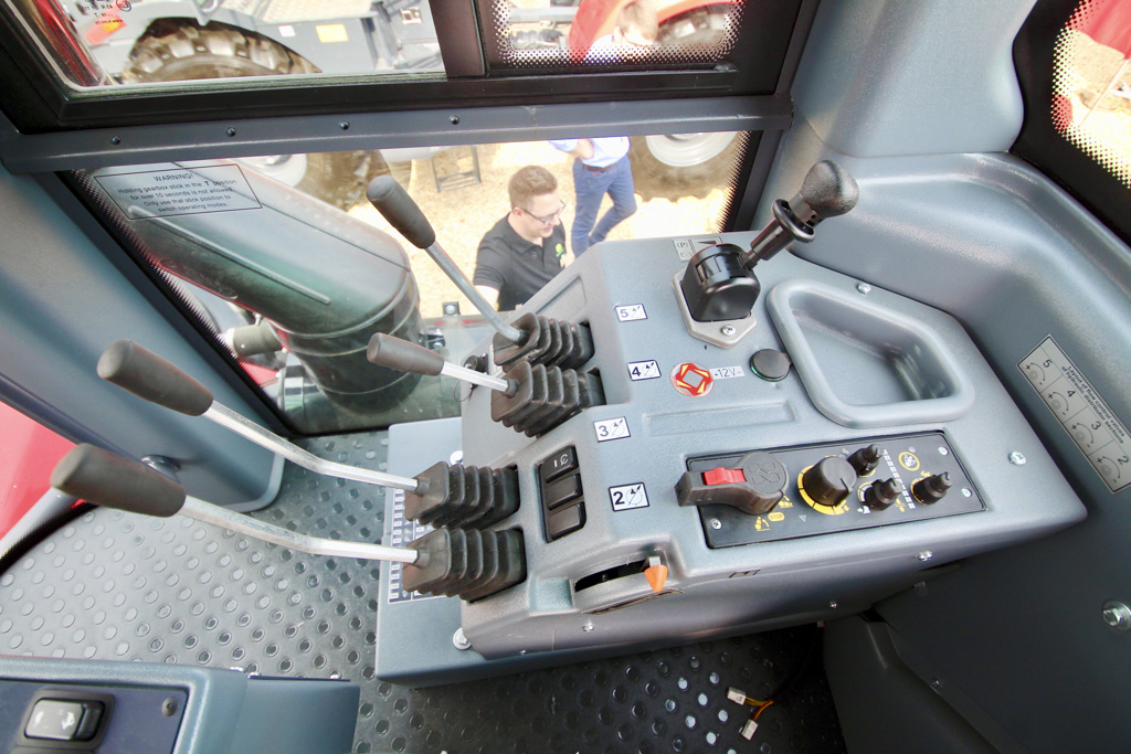 MB 428hobujõuline mootor liigutab uue põlvkonna ligi 20 tonni kaaluvat Kirovetsi 16 käiguga edasi ja kaheksa käiguga tagurpidi.