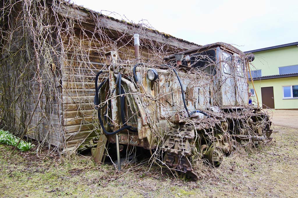 Vanavanavana Venemaa linttraktori puhkepaik ühes Võrumaa kenas külas. Suvel seda traktorit ei märkagi.