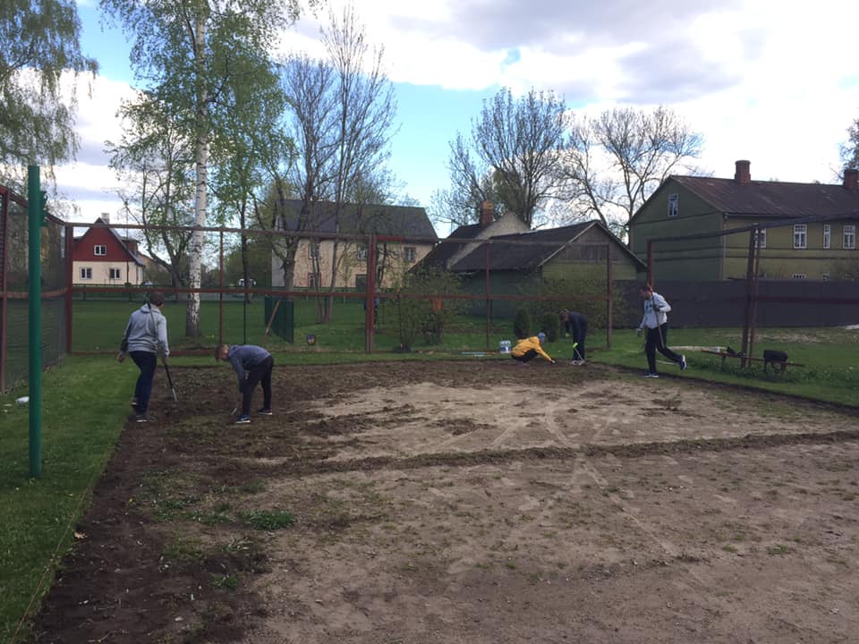 Fotol Võru pargiväljakute talgud. Fotol Võru pargiväljakute talgud.