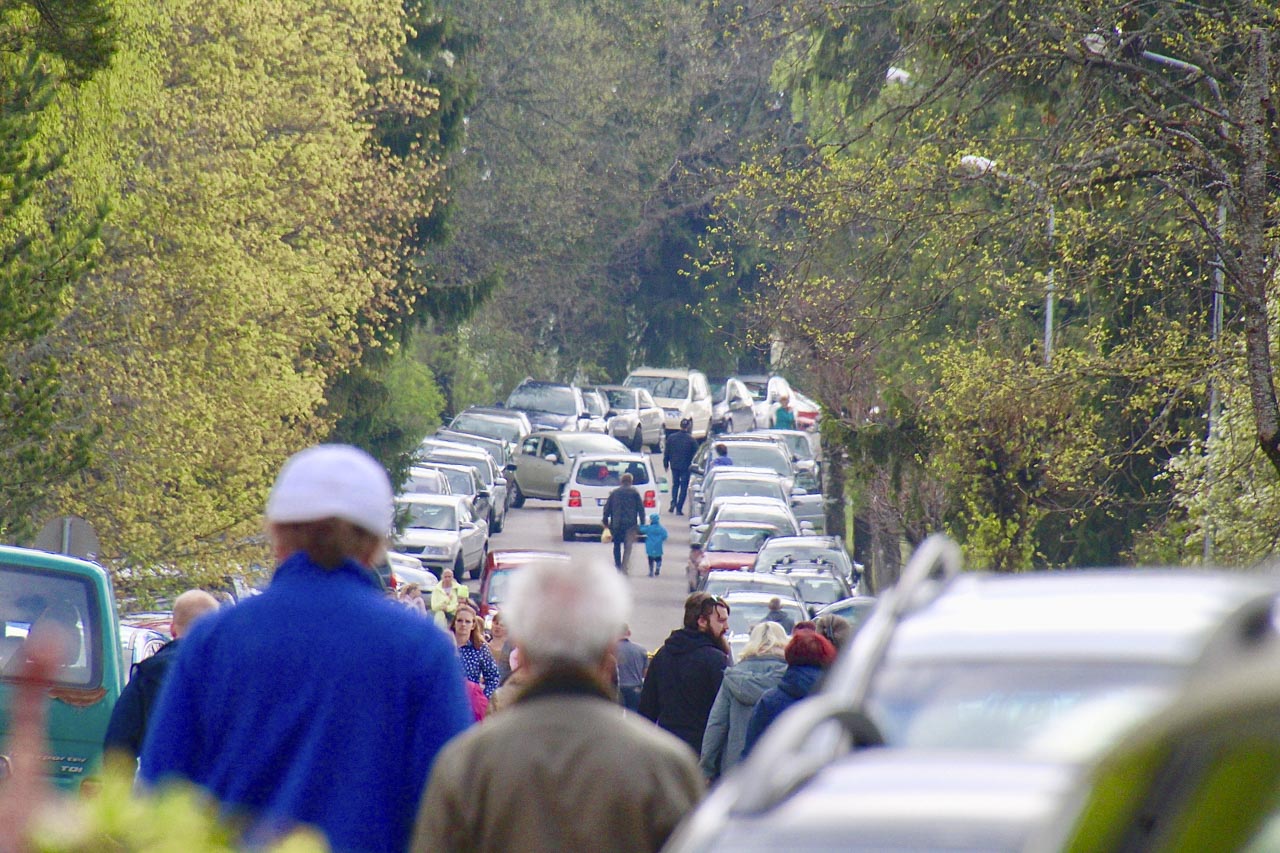 Kes hiljemaks jäi see auto kaugele jätma pidi. Kõigele vaatamata oli liiklus rahulik ja närvilist signaalitamist ei kuulnud. Liiklejaid abistasid sõbralikud reguleerijad.  Fotod: KALEV ANNOM