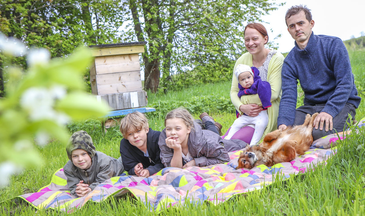 Aasta suurpere vanemad Katrin ja Mihkel ootavad koos laste Jürgeni, Madli, Joonase ja pisikese Anniga, et kätte jõuaks iga-aastane suguvõsareis ja saaks maiustada oma aia suurte punaste maasikatega. Pildile jäi ka pere koer Barclay ehk Barka. FOTO: Aigar Nagel