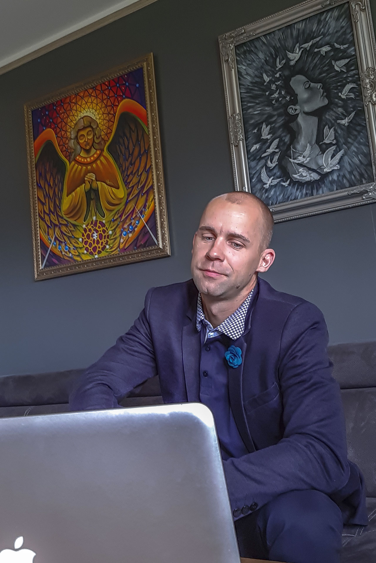 ArteSeifo kodus, kus seinu kaunistab tema looming, millel on mehe jaoks hingeline tähendus. Iga maal on killuke tema mõtetest ja kirjeldab mingit eluperioodi. FOTOD: Aigar Nagel