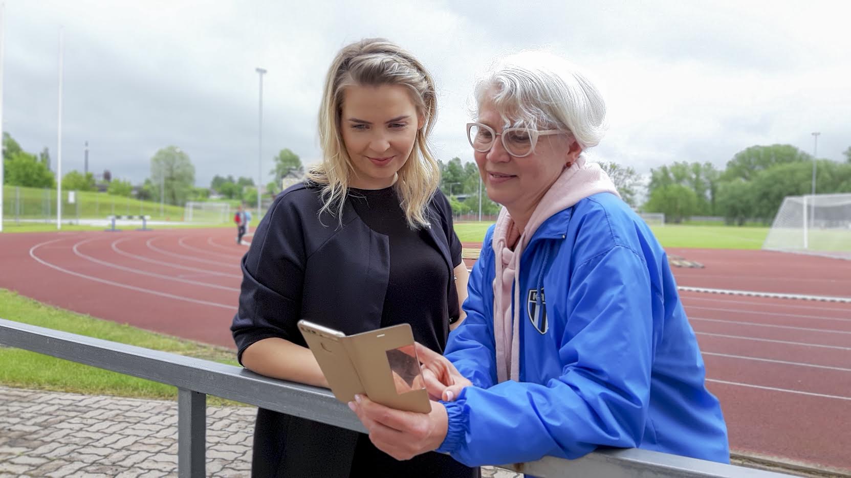 Eile olid Tallinna 20. võimlemispeo pealavastaja Tea Kõrs ja pealavastaja assistent-liigijuht Eliise Abel tööhoos Võru spordikeskuse staadionil. Pühapäeval aga võib näha kahe treeneri töö tulemust suurel võimlemispeol. Foto: AIGAR NAGEL Eile olid Tallinna 20. võimlemispeo pealavastaja Tea Kõrs ja pealavastaja assistent-liigijuht Eliise Abel tööhoos Võru spordikeskuse staadionil. Pühapäeval aga võib näha kahe treeneri töö tulemust suurel võimlemispeol. Foto: AIGAR NAGEL