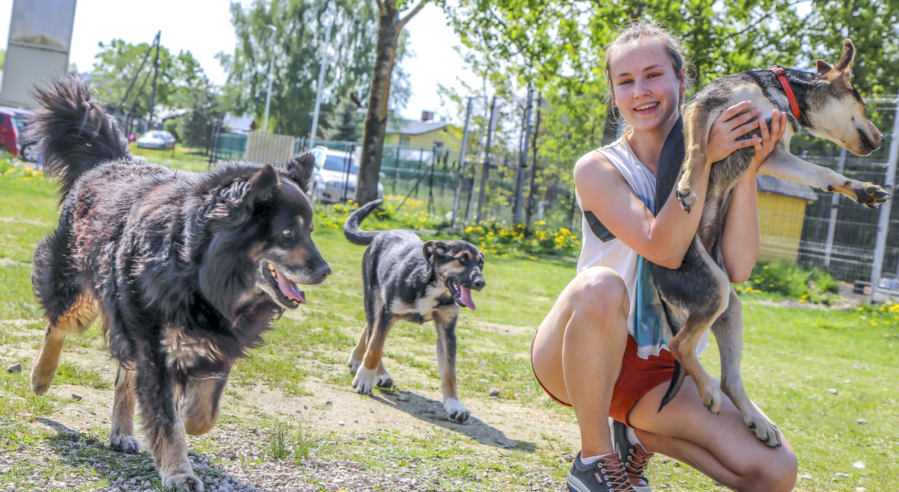 Võru kodutute loomade varjupaiga töötaja Elise Hartmann on suure südamega inimene, kes pakub kodu kahele koerale, kahele kassile ja kolmele tuhkrule. Hiljuti lisandus uhkesse loomaperre veel kutsikas Kuu, kes on nii elava loomuga, et proovib ka pildistamise ajal Hartmanni sülest plehku panna. Lemmiku kiipimist peavad kõik varjupaiga töötajad väga oluliseks, sest see aitab loomaomaniku ja eksinud looma taas kiiresti kokku viia. Foto: AIGAR NAGEL
