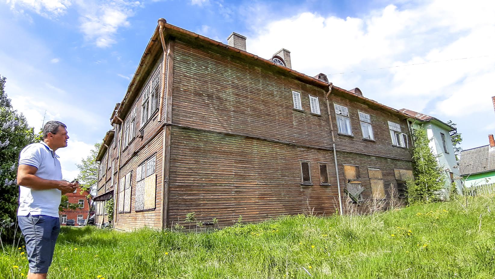 Endisesse Võru haiglahoonesse (kogupind 837,5 m²) saaks tulevikus ehitada vähemalt 12 korteriga elamu. OÜ Multipaneel esindaja Mait Kuusik (pildil) näitab maja taga asuvat krunti, kuhu plaanide kohaselt saaks rajada ka parkla. Foto: AIGAR NAGEL