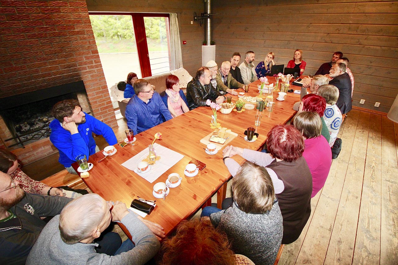 Haanja piirkonna külade elanikud kohtusid vallavanem Mailis Kogeriga (pildil laua otsas punases) Mareia pubi kaminasaalis, kus kõige noorem osaleja oli neljakuune Emilie Sarik ja kõige rohkem kiitust pälvis Sirje Pärnapuu. Fotod: KALEV ANNOM