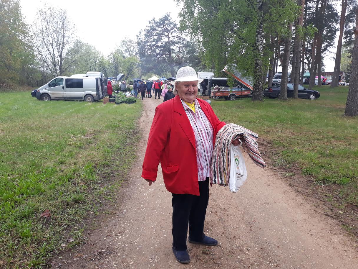 Varstu laadal kaubeldi kõigega: vanavarast aiataimedeni, soojast supist saiadeni. Parimad palad suitsuvorsti ja -singiga kauplejate valikust ei puudunud ka seekord. Helju Alliksoo (pildil) Mõnistest ütleb, et käib Varstu laadal mitte süüa ostmas, vaid tarvilikku otsimas. Proua sõnul on Varstu laadal hea käia, sest see asub lähedal. Tema sõnul on sellised laadad väga vajalikud ka vanematele inimestele, kes ei jõua kaugemale käia. Näiteks sai ta seekord laadalt omale nii sobiva kaltsuvaiba kui ka istikuid, millele ta hiljem järele läheb. Foto: HELERI LAKUR