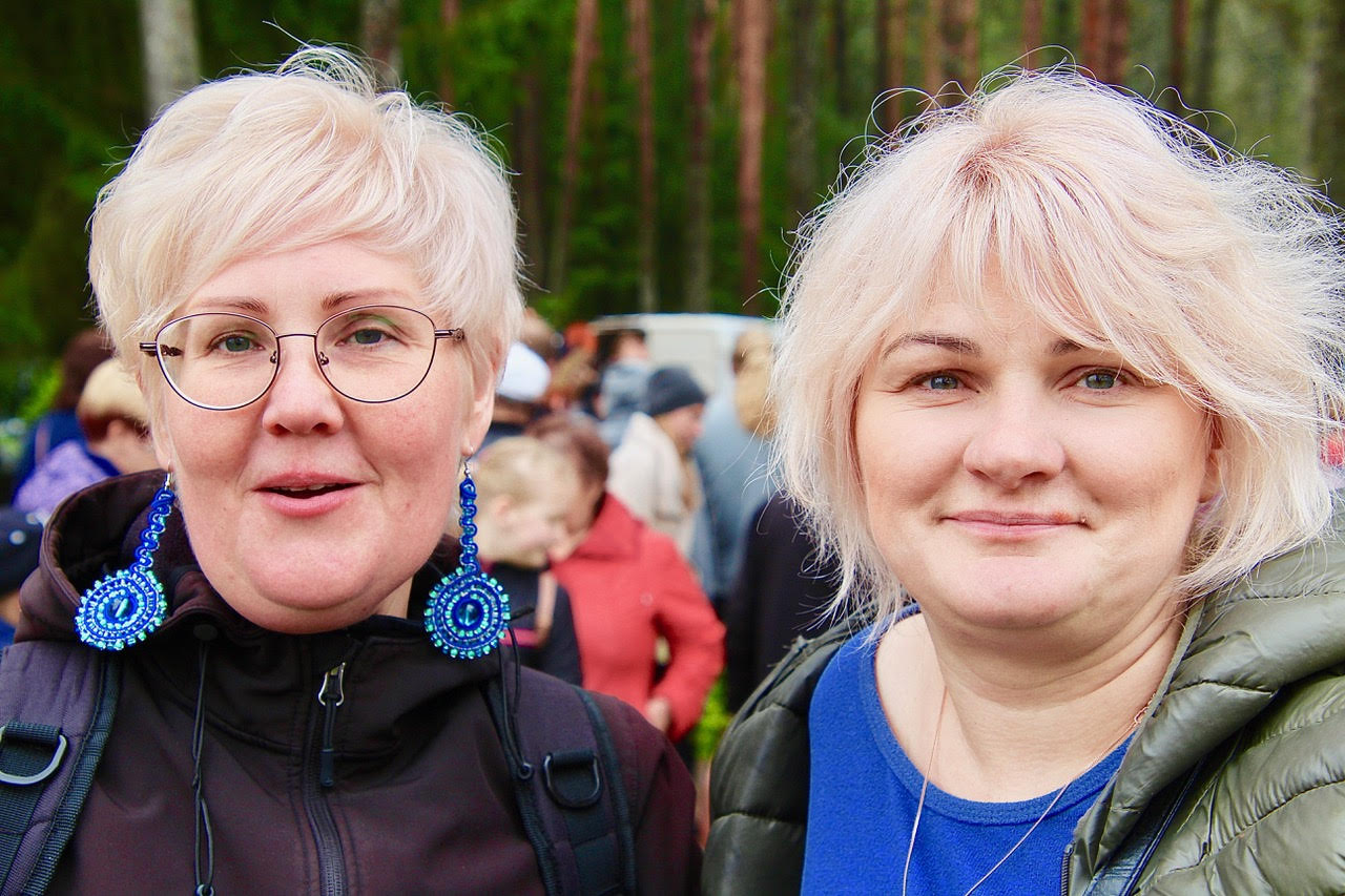 Ape laada korraldajad Ilze Abolina (vasakul) ja Baiba Vadone on rõõmsad, et laadalisi soosis ka ilmataat. Fotod: KALEV ANNOM