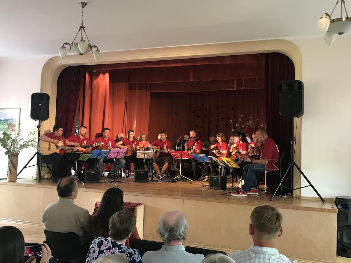 Kontserdi lõpetasid Jaanipeebu kitarrikooli teise kursuse kitarristid ja Rõuge Unistuste Kitarriorkester Ott Arderi sõnadele loodud ühislooga „Unemetsades”. Foto: ERAKOGU