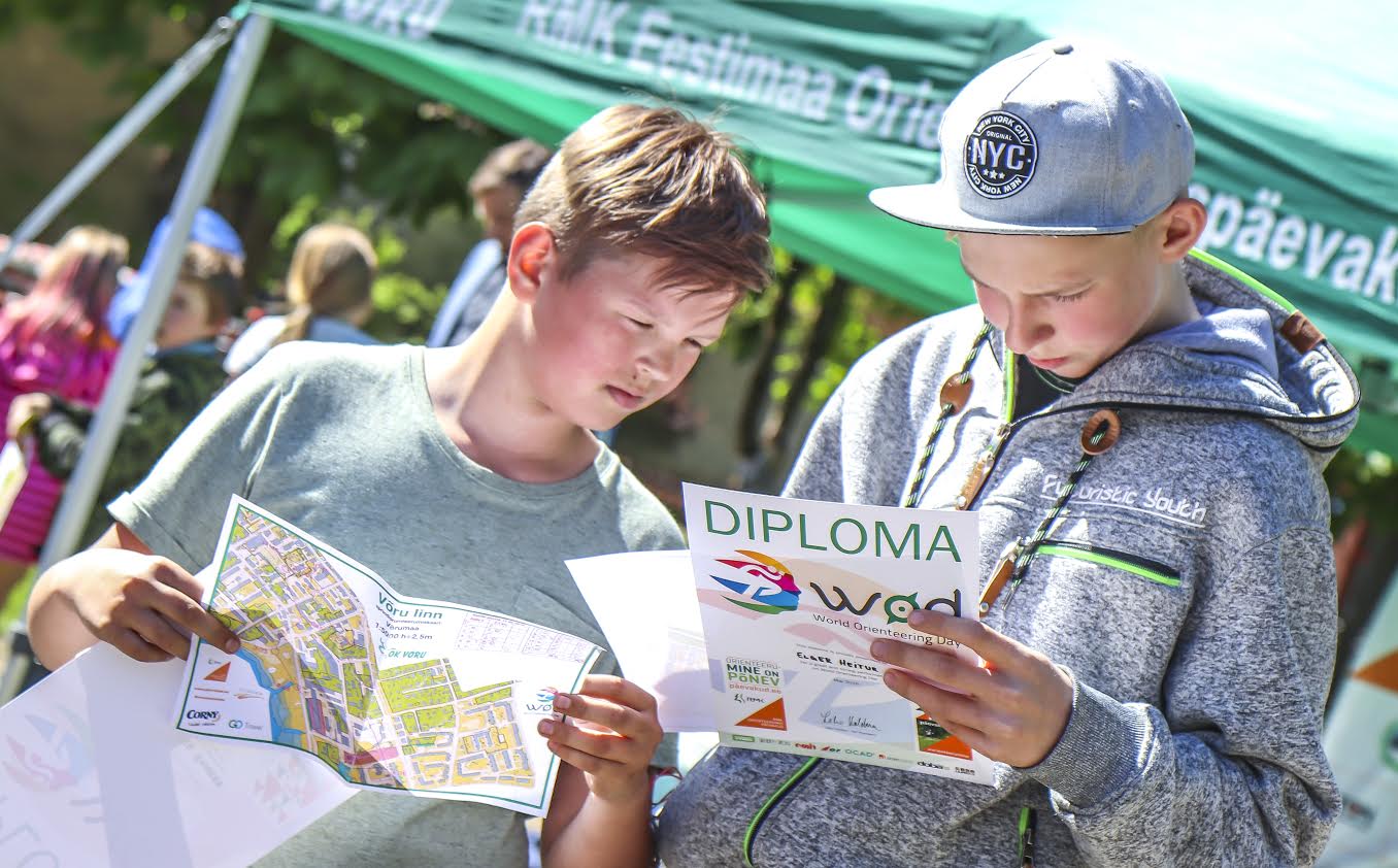 Kristofer Haamer ja Elger Heitur Antsla gümnaasiumist tulid eile orienteerumispäevakule omal initsiatiivil, Kristofer esimest korda ja Elger teist korda. Poiste sõnul annab selline kogemus neile võimaluse kaardilugemist õppida. Foto: AIGAR NAGEL