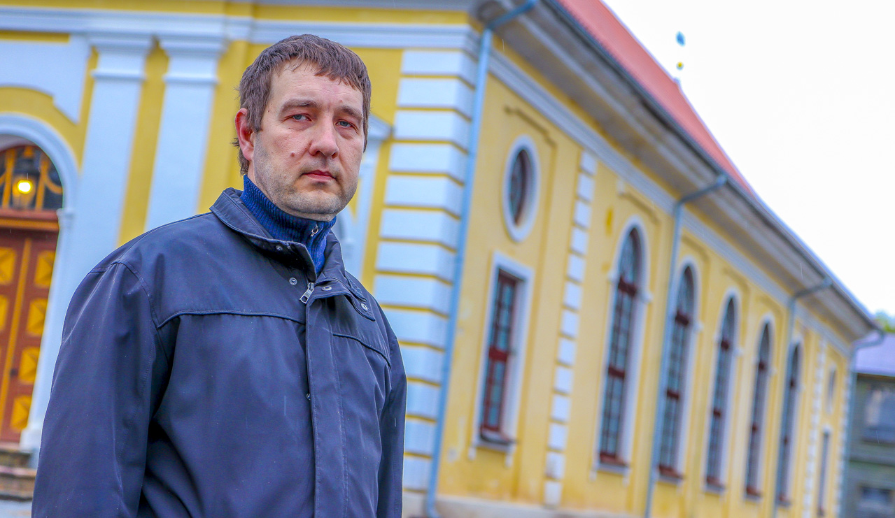 Võru Katariina kiriku koguduse juhatuse liikmel Kuldar Liiral on hea meel, et linna investeerimiskavasse mahub sakraalhoone rekonstrueerimise toetamine. Jätkuvalt on oodatud annetajate toetused, et väärikas hoone saaks esindusliku ilme. FOTO: Aigar Nagel