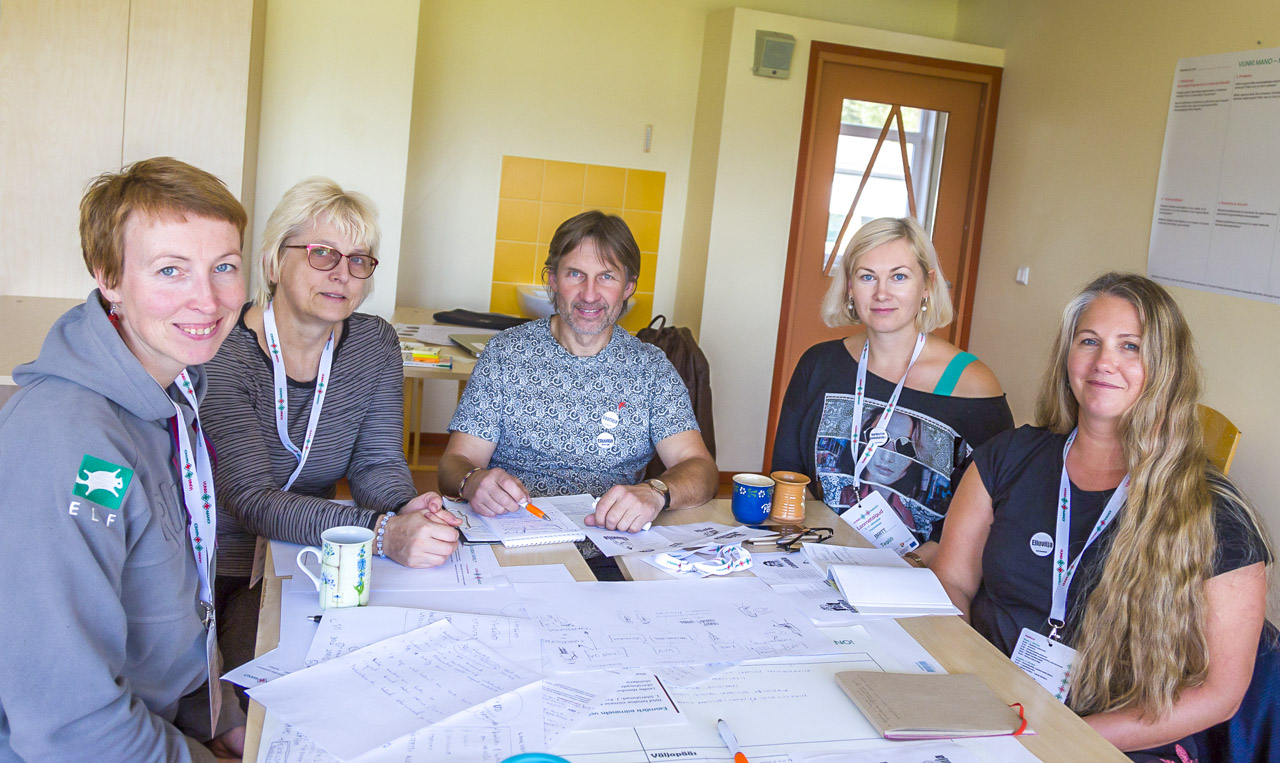 „Mahe ja muhe” meeskonnaliikmed panid oma idee ühe laua taga küpsema eelmise aasta oktoobris toimunud loometalgutel Vastseliinas. Pildil ideemeekond, kuhu kuulusid Mari Kaisel (vasakult), Kaja Kesküla, Margus Timmo, Britt Vahter ja Maris Andreller. Foto: SANDRA EOWYN KARU