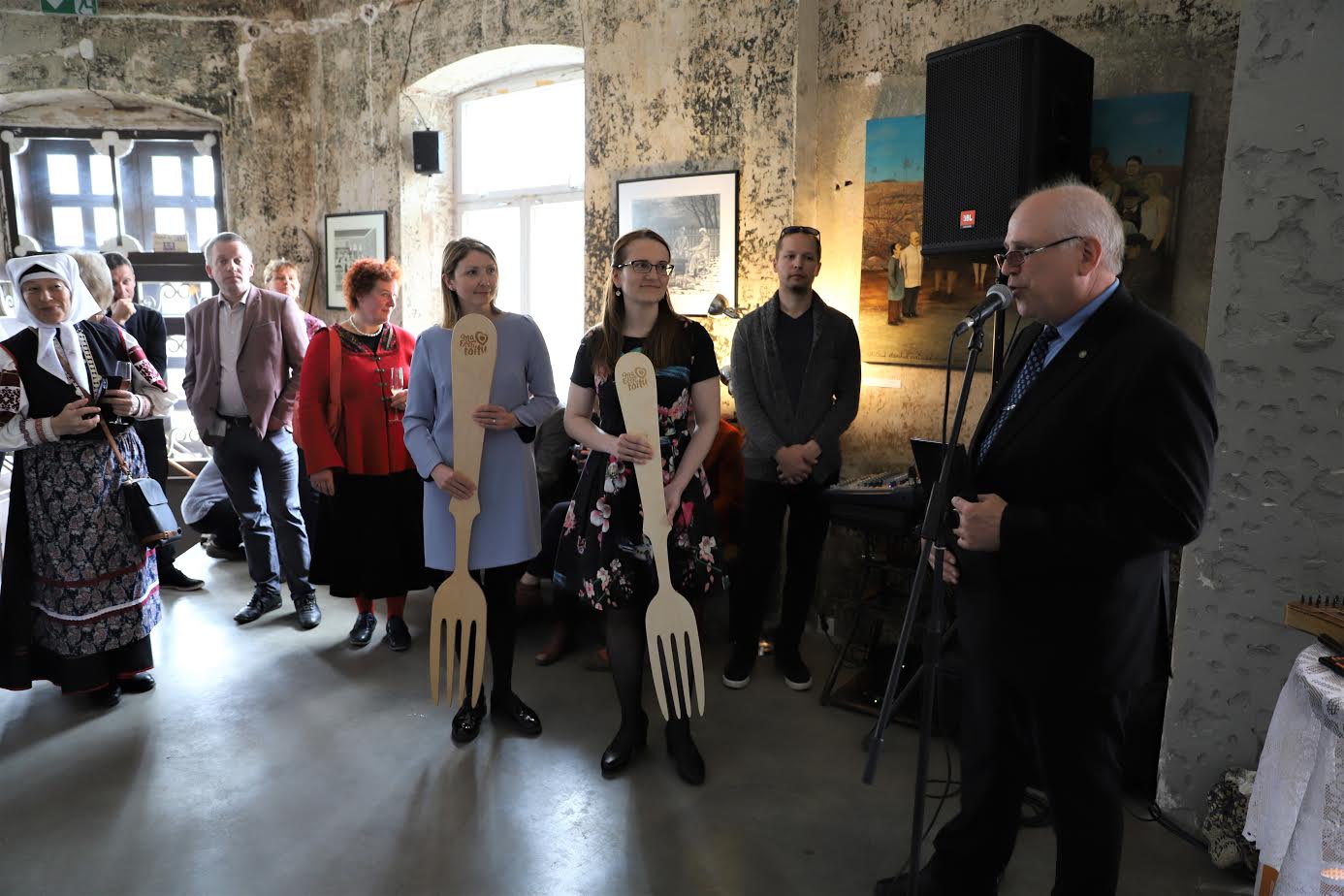 Maaeluminister Mart Järvik (paremal) andis laupäeval toidutee tiitlikandjatele pidulikult üle kaks kahvlit. Esimene, väiksemamõõduline kahvel anti mälestuseks üle Pärnumaale, eelmise aasta toidutee piirkonnale. Suurem ja tänavuse toidupiirkonna tiitli au kandev rändkahvel aga anti üle Vana-Võromaa toidutee eestvedajatele. Rändkahvli võtsid vastu Võrumaa Talupidajate Liidu juhatuse esimees Kermo Rannamäe, tegevjuht Marika Parv ning Vana-Võromaa toiduvõrgustiku koordinaator Esta Frosch. Pildil ootavad rändkahvlite üleandmist toidutee korraldusliikmed Kadi Raudsepp (vasakult) ja Kerli Nõges. Foto: MAAELUMINISTEERIUM Maaeluminister Mart Järvik (paremal) andis laupäeval toidutee tiitlikandjatele pidulikult üle kaks kahvlit. Esimene, väiksemamõõduline kahvel anti mälestuseks üle Pärnumaale, eelmise aasta toidutee piirkonnale. Suurem ja tänavuse toidupiirkonna tiitli au kandev rändkahvel aga anti üle Vana-Võromaa toidutee eestvedajatele. Rändkahvli võtsid vastu Võrumaa Talupidajate Liidu juhatuse esimees Kermo Rannamäe, tegevjuht Marika Parv ning Vana-Võromaa toiduvõrgustiku koordinaator Esta Frosch. Pildil ootavad rändkahvlite üleandmist toidutee korraldusliikmed Kadi Raudsepp (vasakult) ja Kerli Nõges. Foto: MAAELUMINISTEERIUM