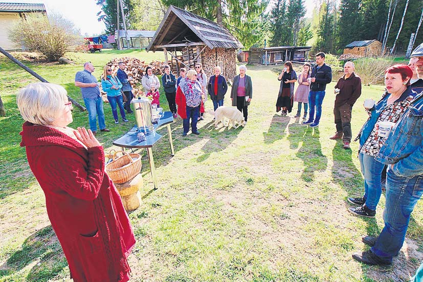 Suitsusaunahuvilised volbrilaupäeval, 30. aprillil Mooska talu õuel. Vasakul perenaine Eda Veeroja. Taamal suitsusaun, mida küttis peremees Urmas Veeroja. Foto: KALEV ANNOM