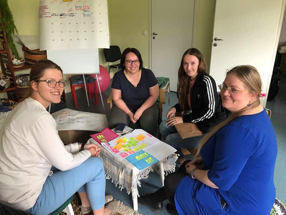 Keskuse Saagu Parem juht Piret Haljend (vasakult teine) ragistamas loometalgutel ajusid koos Einike Mölderi, Paula Repi ja Airika Pruuliga. Foto: MTÜ SAAGU PAREM