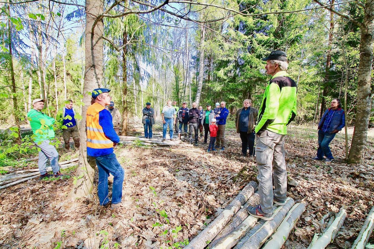 Võrumaa metsaühistu liikmete küsimustele vastas Kolepi metsas Ühinenud Metsaomanike juhatuse liige Tiit Kosenkranius (ees paremal). Ees vasakul Võrumaa metsaühistu aseesimees Erki Sok. Fotod: KALEV ANNOM