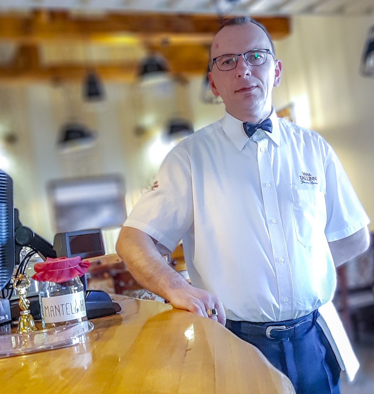 Tõnu Suuvere puhul on tegemist väga tööka ja hingega tööle pühendunud inimesega. 2003. aastal pälvis ta Võru linna ja maakonna parima teenindaja tiitli. Käesoleva aasta algul võttis ta vastu uue väljakutse ja asus tööle vast avatud kohvikus Mantelahi. Foto: AIGAR NAGEL