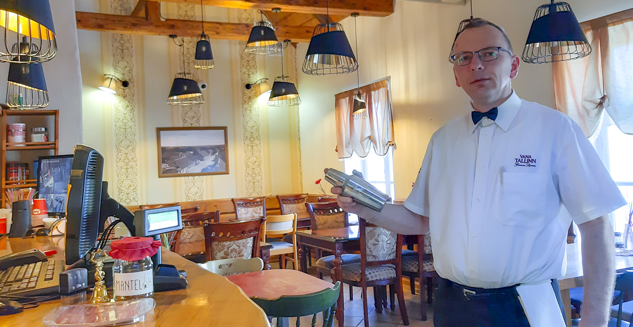 Tõnu Suuvere puhul on tegemist väga tööka ja hingega tööle pühendunud inimesega. 2003. aastal pälvis ta Võru linna ja maakonna parima teenindaja tiitli. Käesoleva aasta algul võttis ta vastu uue väljakutse ja asus tööle vast avatud kohvikus Mantelahi. Foto: AIGAR NAGEL