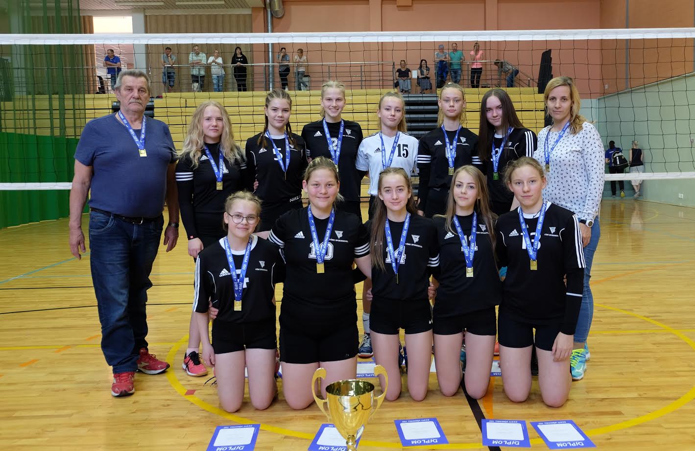 Pildil Võru spordikooli U-16 võistkond koos treeneritega. Esimeses reas vasakult - Erika Prihodko, Mirtel Kuuse, Emeli Tõnts, Eilika Laanemets. Teises reas vasakult Raivo Jeenas, Liisbeth Laiv, Kirke Kokka, Salme Adeele Hollas, Hanna Provotorov, Liisa Provotorov, Annabel Viks, Triin Ojasoo. Parima mängija tiitli auhinna sai Salme Adeele Hollas. Foto: VÕRU SPORDIKOOL