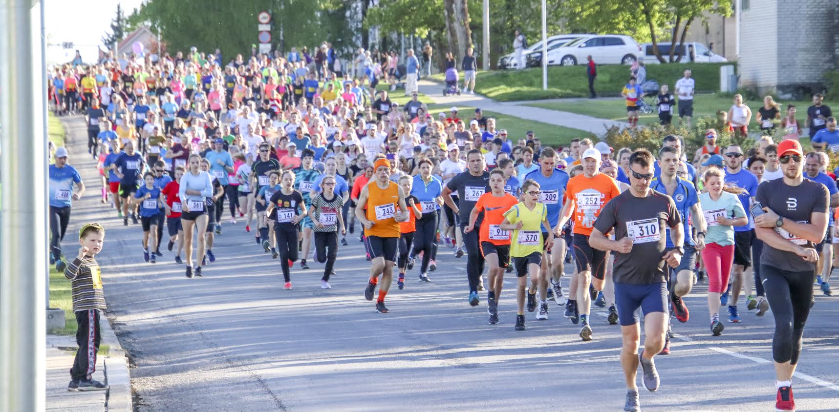 Laugelt Vabaduse tänavalt startis terve meri spordisõpru, pakkudes toredat vaatepilti ka pealtvaatajatele. Foto: AIGAR NAGEL