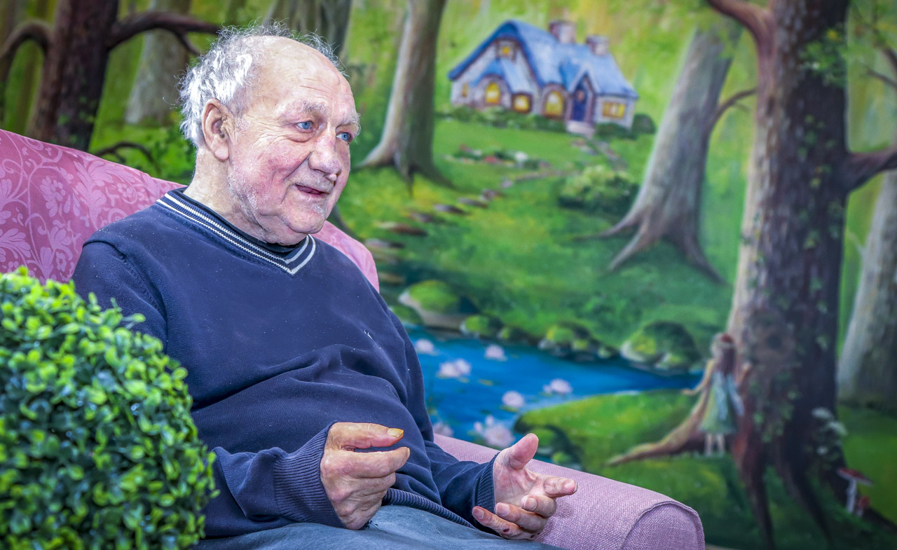 Hoolimata Vastseliina hooldekodu ümber keerlevatest küsimustest toimub hooldekodu elanike jaoks kõik loomupäraselt. 73aastane hoolealune Kalju on 73aastane, loeb lehti, vaatab televiisorit ja ei kurda millegi üle. Isegi suur seinamaal hooldekodu sissepääsu juures tõmbab nii tema kui ka külastajate pilke. Foto: AIGAR NAGEL