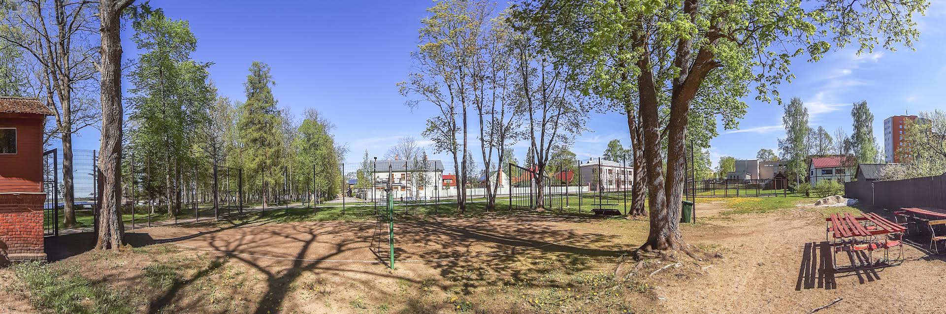 Ajale hambusse jäänud võrkpalliplats eile hommikul. Talgu korras alustati juba möödunud kolmapäeval pargis asuvate väljakute korrastamisega, kuid suur töö on veel teha. FOTO: Aigar Nagel