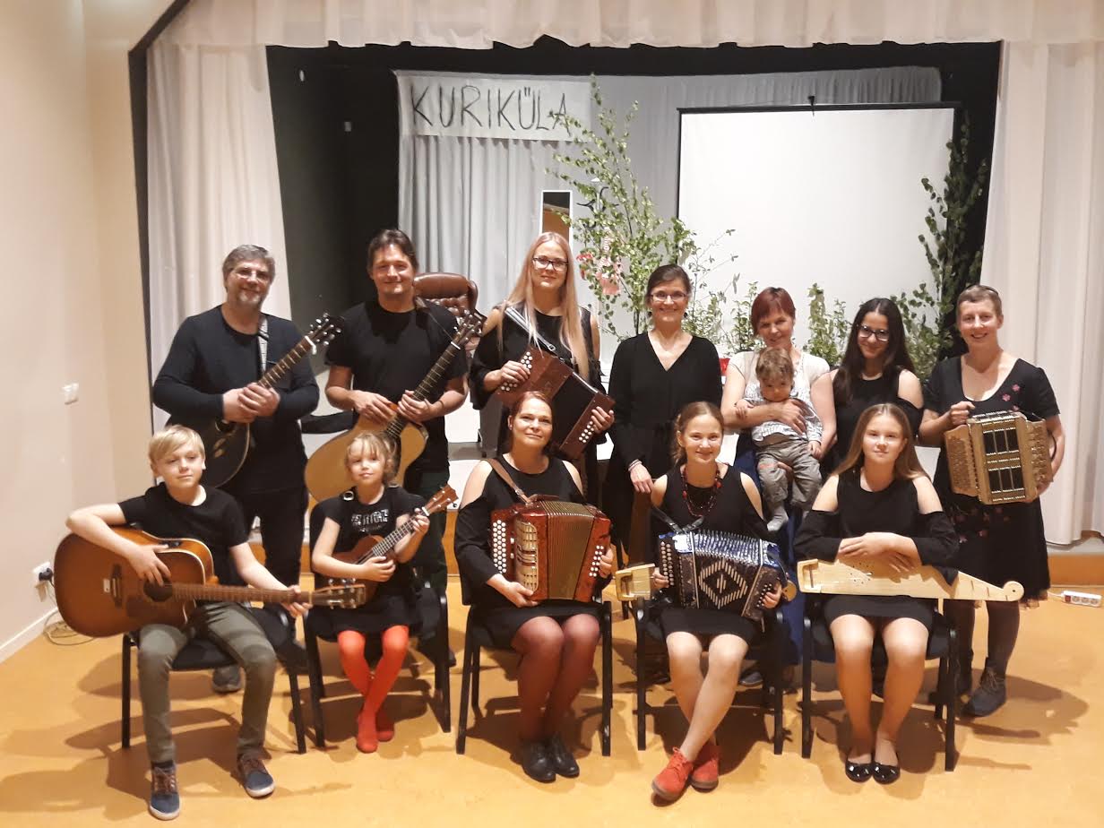 Wana-Wõromaa Wunkorkestri pani muuseumiöö külastajad veel enne keskööd tantsima. Pildil on muusikud täies koosseisus koos Rogosi muuseumiöö korraldaja Sirje Pärnapuuga (keskel).