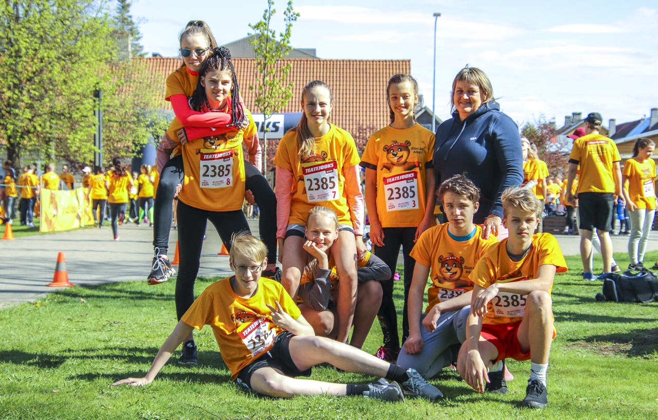 Osula põhikooli 7. klassi õpilastest koosnev kaheksaliikmeline võistkond koos klassijuhataja Tiia Linnasega võtab teatejooksupäevast osa juba mitmendat aastat järjest. Foto: AIGAR NAGEL Osula põhikooli 7. klassi õpilastest koosnev kaheksaliikmeline võistkond koos klassijuhataja Tiia Linnasega võtab teatejooksupäevast osa juba mitmendat aastat järjest. Foto: AIGAR NAGEL