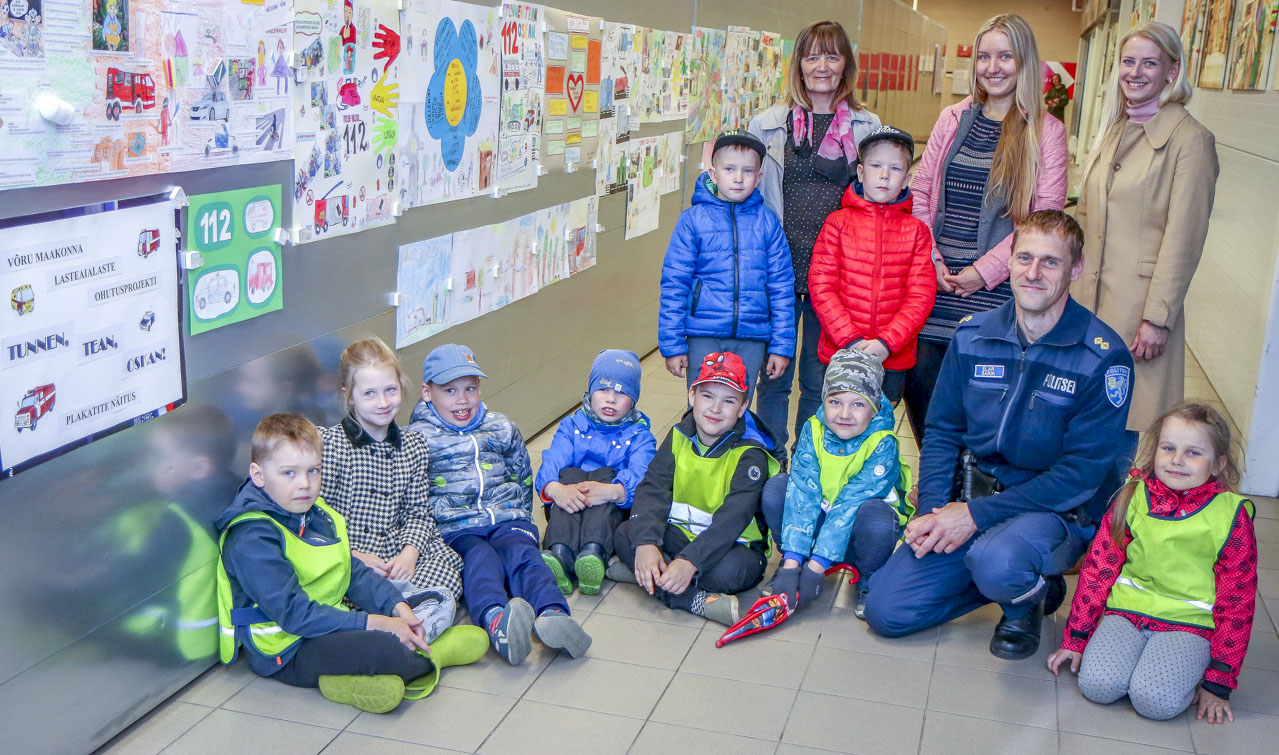 Lasteaedade koolieelikud koos õpetajatega ning projekti eestvedaja piirkonnapolitseinik Elar Sarik ja Võrumaa arenduskeskuse heaoluspetsialist Merilyn Viin neljapäeva hommikul Maksimarketis näitust avamas. Foto: AIGAR NAGEL