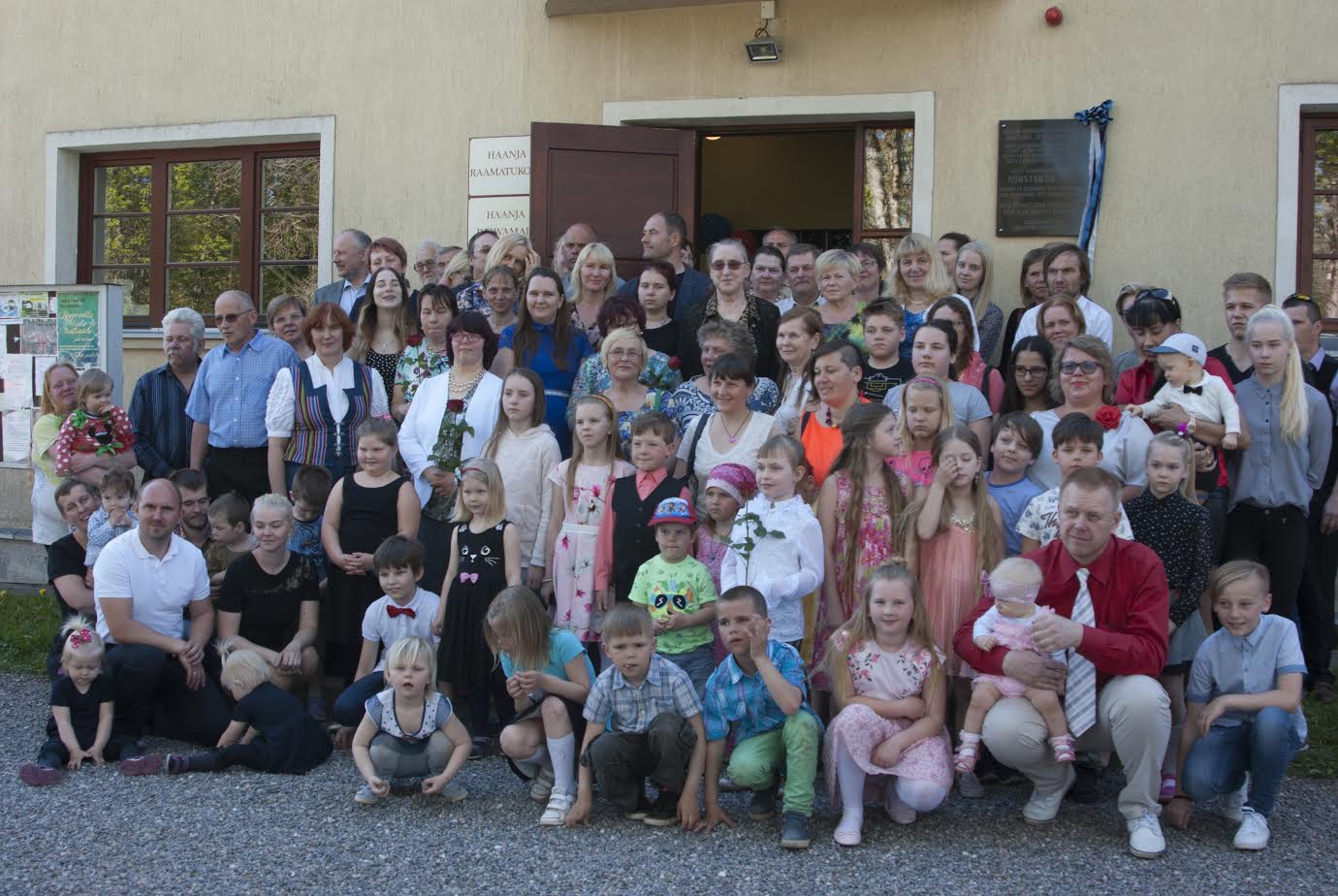 Haanja rahvamajja kogunes mõnusalt sumisev ja ühtehoidev lasterikaste peresülem.