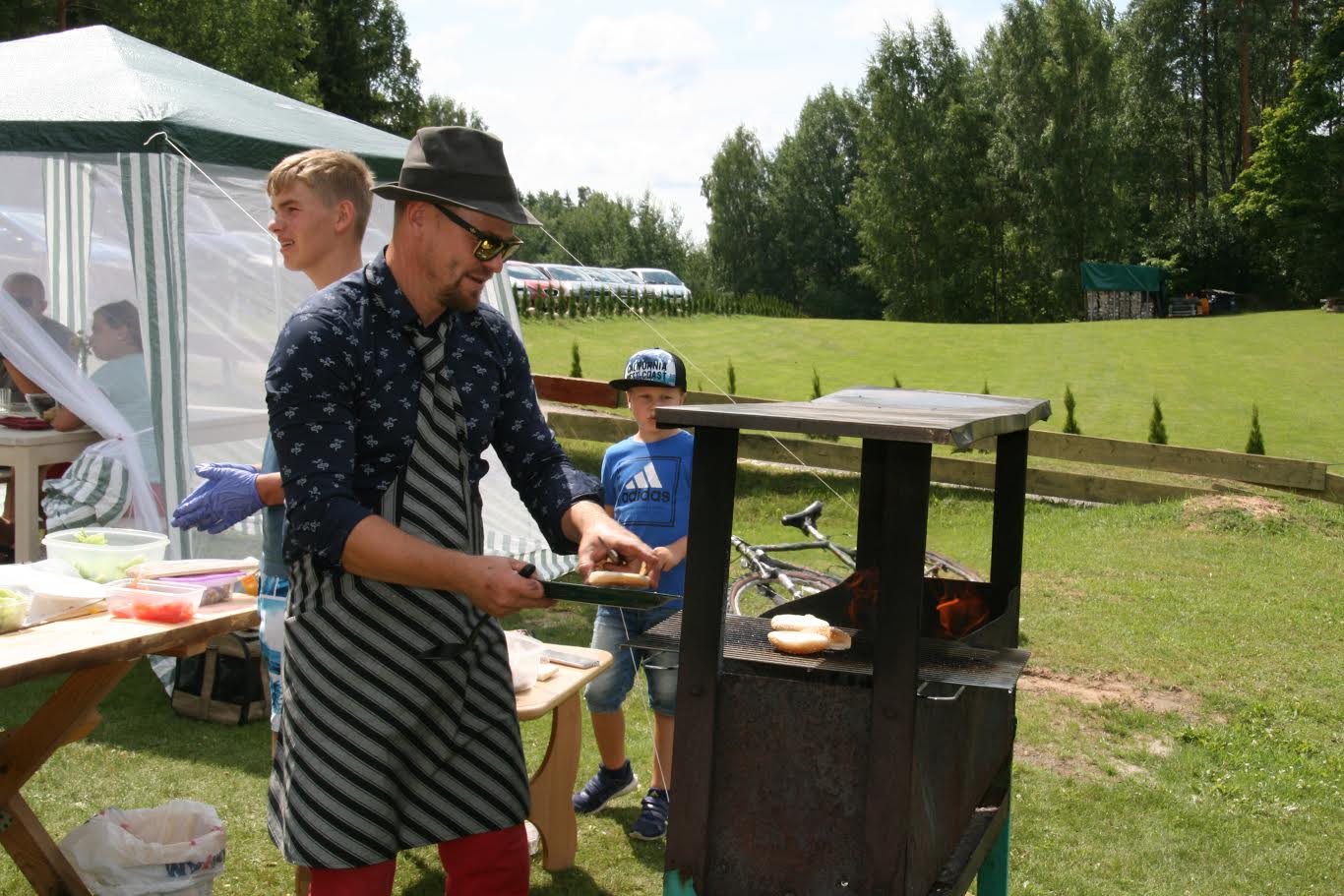 Anti Saarepuu eelmisel suvel oma erahobiga tegelemas ja Veemäe talu kodukohvikus burgereid küpsetamas. Arvatavasti poleks ta siis isegi aimanud, et aasta hiljem uues ametis on. FOTO: Heleri Lakur