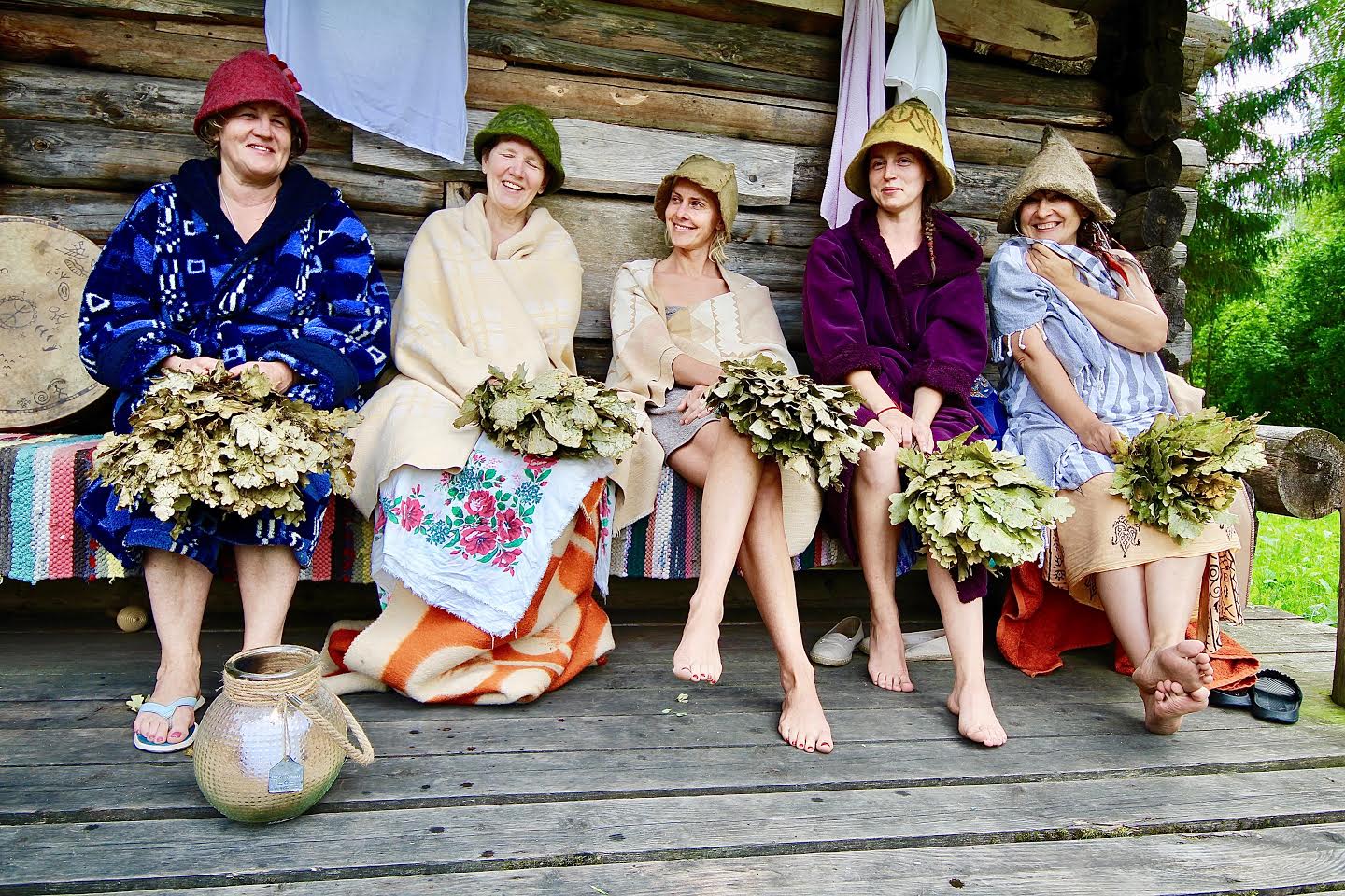 Suitsusaunaoskuste jagamise koolituse lõpetamine. Eda Veeroja (vasakult), Kai Paks, Airi Saua, Kairi Aaspere ja Kaia Muhuste. Esiplaanil laulupeotuli, kust saab oma kodusauna tuld võtta. FOTO: Kalev Annom