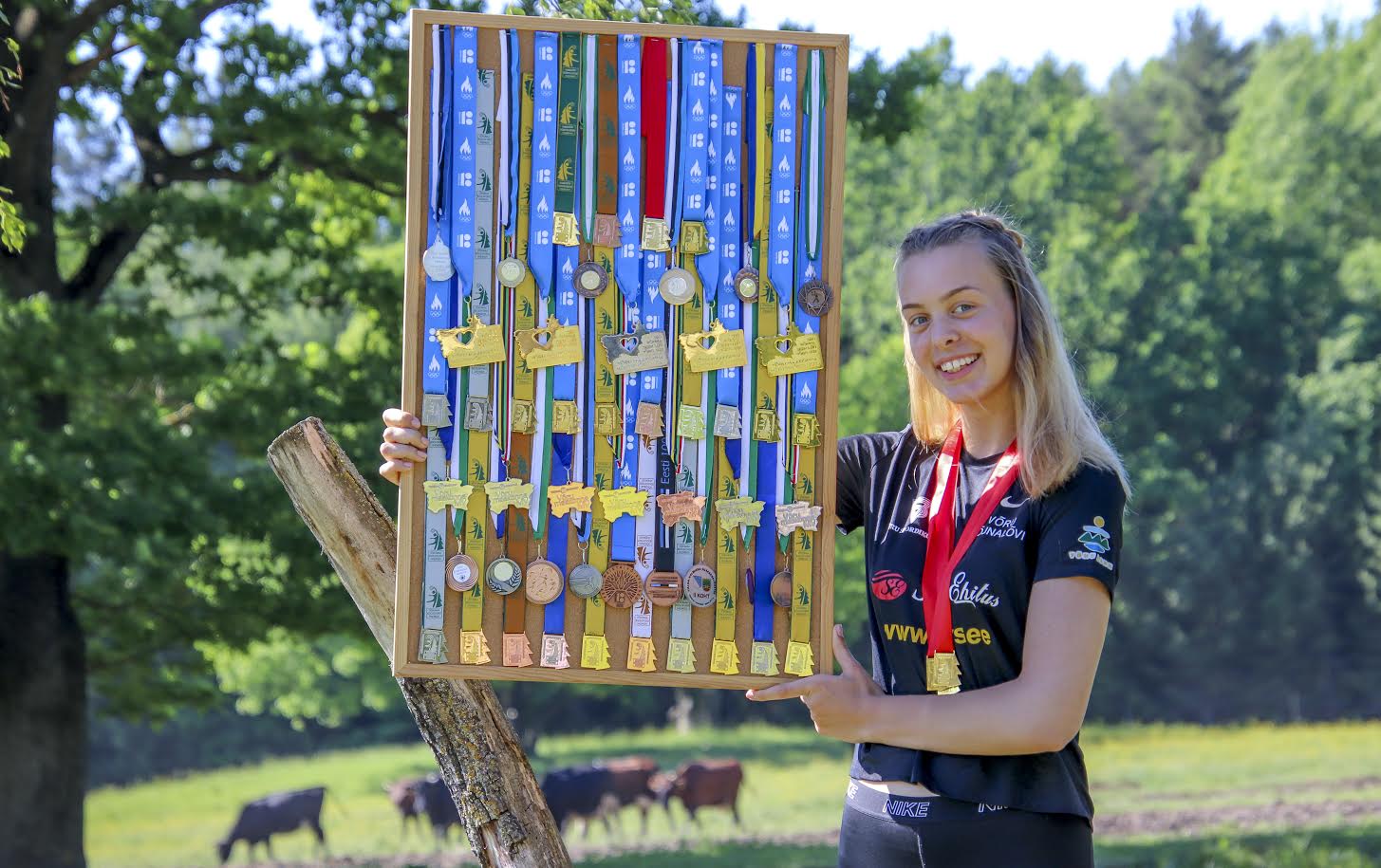 Eleriin Hirvel on aastatega võistlustelt koju toodud 54 medalit ja viis karikat. Viimati noppis ta Võru maakonna koolinoorte võistlustelt kolm esimest kohta. Noor spordineiu ütleb, et sporditegemise juures tuleb teha seda, mida armastad ja mitte kunagi ei tohi alla anda. Foto: AIGAR NAGEL