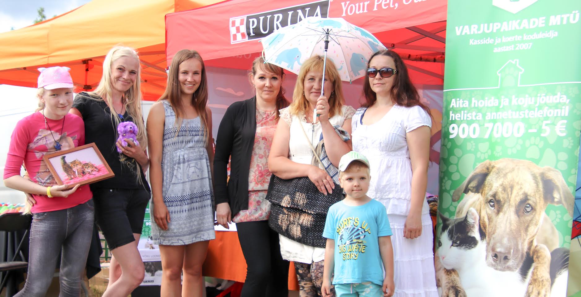 Loomade varjupaiga tubli laadameeskond. Eleriin Rehemets (vasakult), Relika Rehemets, Elise Hartmann, Mailika Olesk, Merike Plakso, Merike Torm ja ees Kermo. Telgist sai soetada ka tasuta Võrumaa Teataja. Toimetus tänab tublisid lehejagajaid, kes kõik eksemplarid nii kiirelt ära jagasid ning kõiki huvilisi, kellel lehelugemise soov oli. Loomade varjupaiga tubli laadameeskond. Eleriin Rehemets (vasakult), Relika Rehemets, Elise Hartmann, Mailika Olesk, Merike Plakso, Merike Torm ja ees Kermo. Telgist sai soetada ka tasuta Võrumaa Teataja. Toimetus tänab tublisid lehejagajaid, kes kõik eksemplarid nii kiirelt ära jagasid ning kõiki huvilisi, kellel lehelugemise soov oli.