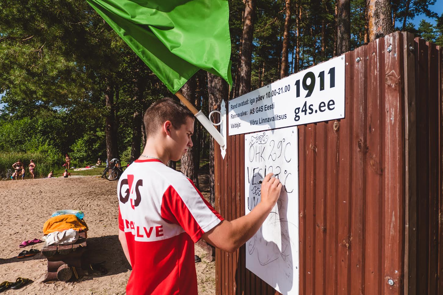 Kubja rannas tehtud korrastustööde käigus puhastati käesoleval aastal järv nii setetest kui ka taimestikust ning linnavalitsuse kinnitusel on järvel olev hüppetorn uuest hooajast jälle avatud. Pildil rannavalvur Rauno Sikk Kubja rannas Võrus. Foto: MIKKO LEO SELG