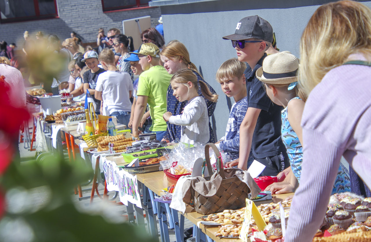 Laadalt sai osta kodukootud kraami. Suussulavad koogid, muffinid, pulgakoogid ja vahvlid kadusid lettidelt kiiresti. Foto: AIGAR NAGEL